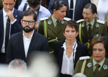 «Fuera Boric»: Presidente de la República es recibido entre pifias en funeral de carabinera asesinada
