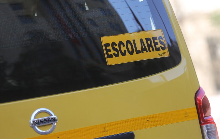 Furgón escolar fue atacado a balazos