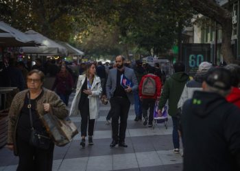 Encuesta CEP: La mitad de los encuestados antepone la seguridad a la libertad y 60% considera mala la situación económica del país