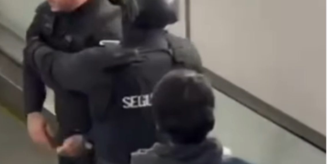 registran violenta agresión de un guardia