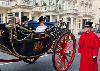 Quién es Verónica Herrera, la renunciada embajadora que pidió fondos a nombre del Rey Carlos III