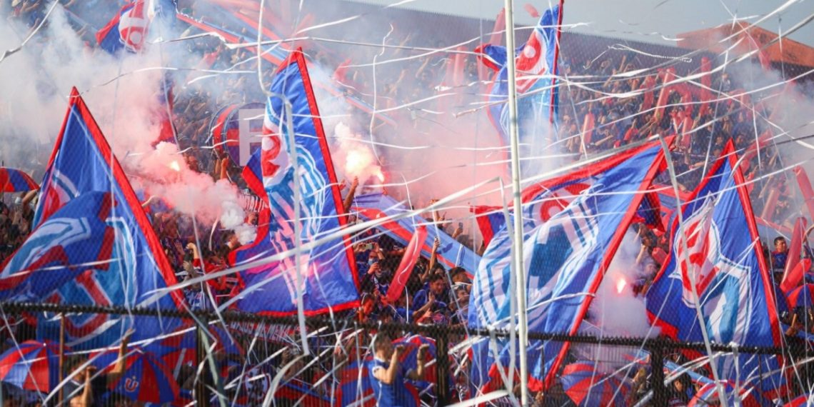Hinchas de la U furiosos