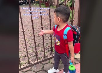 Niño busca en funeraria