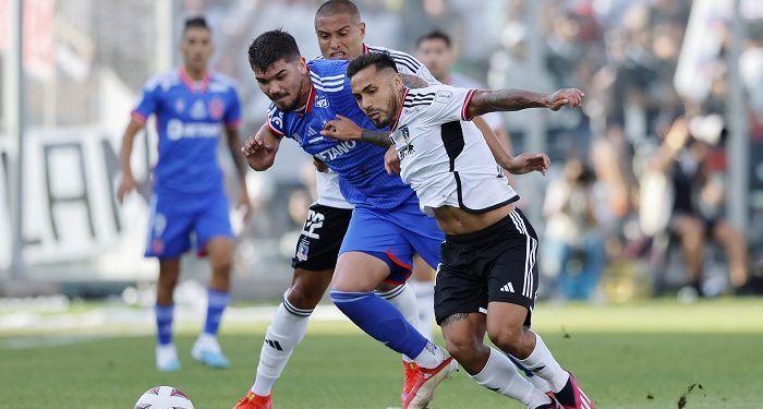 Futbol, Colo Colo vs Universidad de Chile.
Fecha 8, campeonato Nacional 2023.
El jugador de Colo Colo HHH, derecha Marcos Bolados, disputa el balon con Luis Casanova de Universidad de Chile  durante el partido de primera division realizado en el estadio Monumental en Santiago, Chile.
12/03/2023
Pepe Alvujar/Photosport

Football, Colo Colo vs Universidad de Chile.
8nd turn, 2023 National Championship.
Colo Colo's player Marcos Bolados right  vies for the ball against HHH of Universidad de Chile during the first division match at the Monumental stadium in Santiago, Chile.
12/03/2023
Pepe Alvujar/Photosport