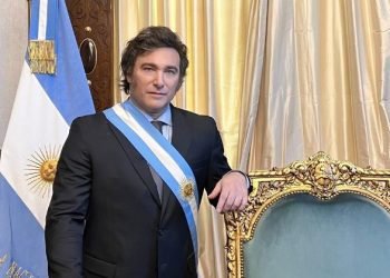 Milei asumió presidencia  y proclama el término de la «decadencia» en Argentina