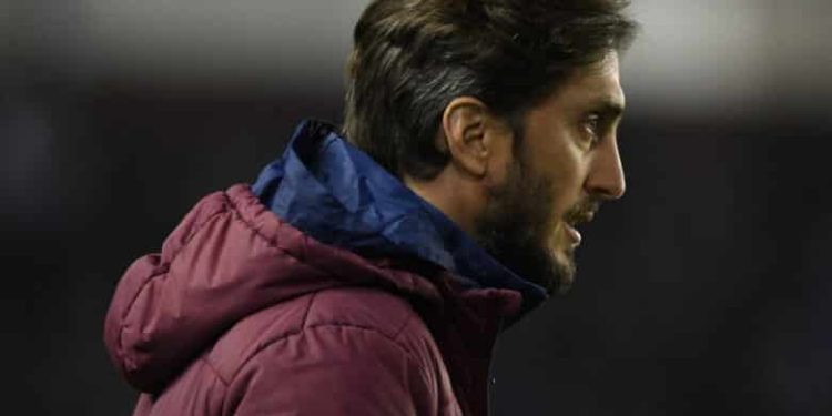 LANUS, ARGENTINA - JULY 27:  Luis Zubeldia head coach of Lanus reacts during a match between Lanus and Gimnasia y Esgrima La Plata as part of Super Liga 2019/20 at Estadio Ciudad de Lanus (La Fortaleza) on July 27, 2019 in Lanus, Argentina. (Photo by Rodrigo Valle/Getty Images)