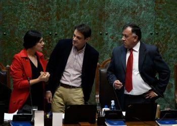 Cámara rechazó censura a la mesa y cerró vergonzoso capítulo político