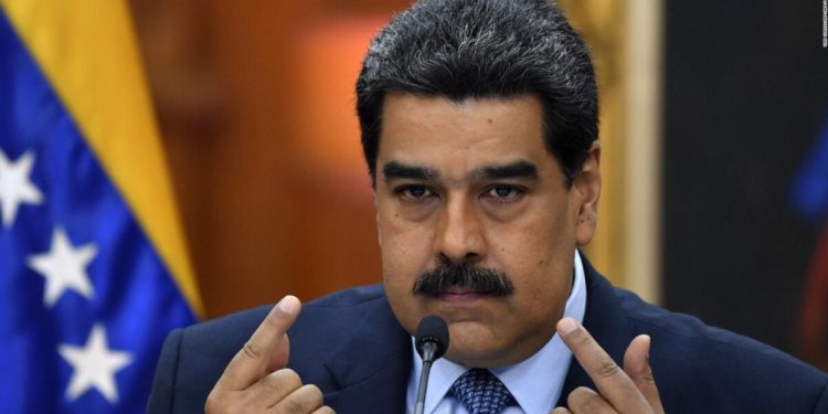 Maduro adelanta navidad y sentencia orden de arresto para González