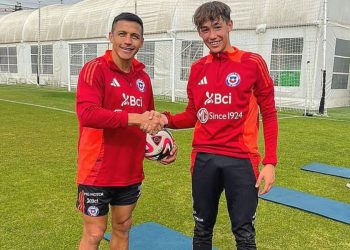 «Este zurdo si quiere puede llegar lejos»: La nueva «joya» del fútbol chileno que Alexis recomendó en Arsenal y Barcelona