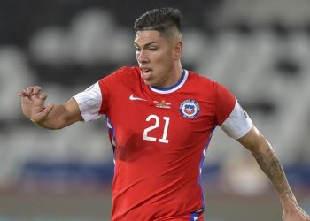 Arturo Vidal postula a Carlos Palacios como el «10» de La Roja