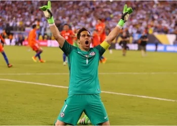 Por este millonario club, Claudio Bravo saldría del retiro