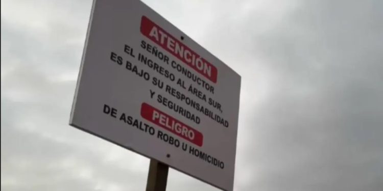 En Iquique instalan polémico cartel que advierte peligro de asalto u homicidio