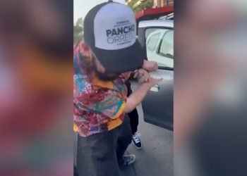 El maletero combo a candidato Francisco Orrego mientras hacía campaña