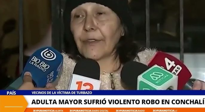 Farkas anuncia ayuda de 1 millón de pesos a abuelita que le robaron su pensión en turbazo