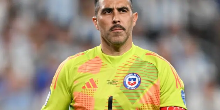 Club de primera división en Chile tienta a Claudio Bravo para salir del retiro