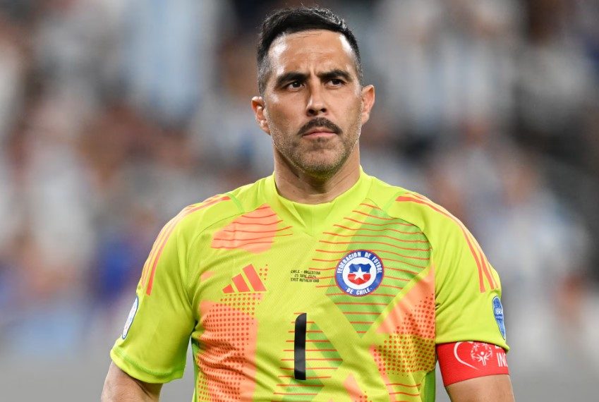 Club de primera división en Chile tienta a Claudio Bravo para salir del retiro