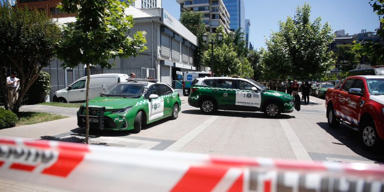 Momentos de terror: revelan imágenes cuando sujeto toma de rehén a funcionaria de AFP en Las Condes