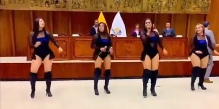 El escándalo que se armó en el parlamento de Ecuador por show de bailarinas