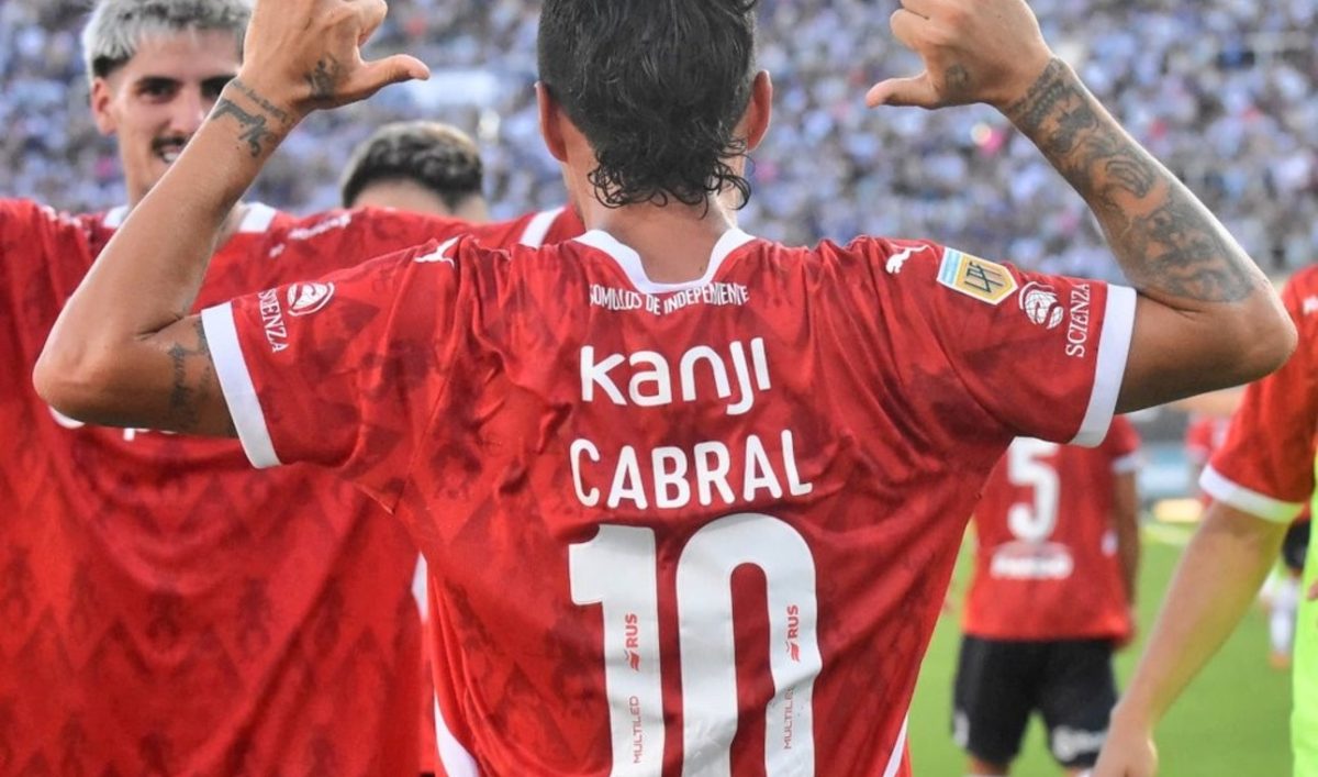 El golazo de Cabral que enamoró a los hinchas de Independiente