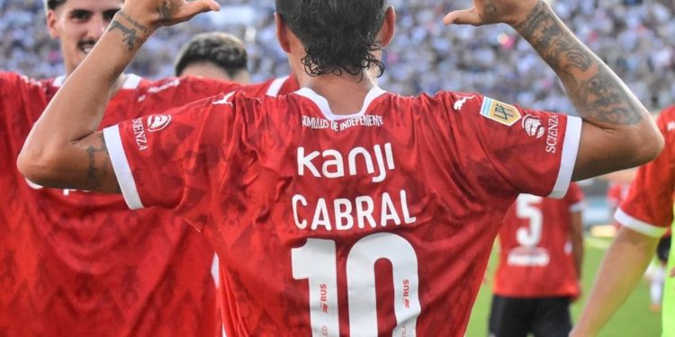 El golazo de Cabral que enamoró a los hinchas de Independiente