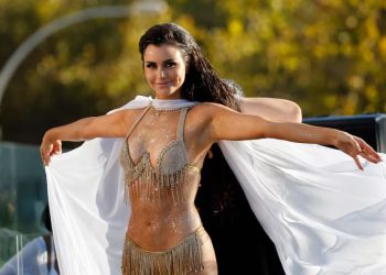 Así fue el piscinazo de Emilia Dides como Reina de Viña 2025