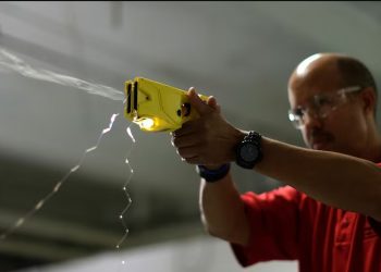 Conoce cómo funciona la pistola táser que utilizará Carabineros