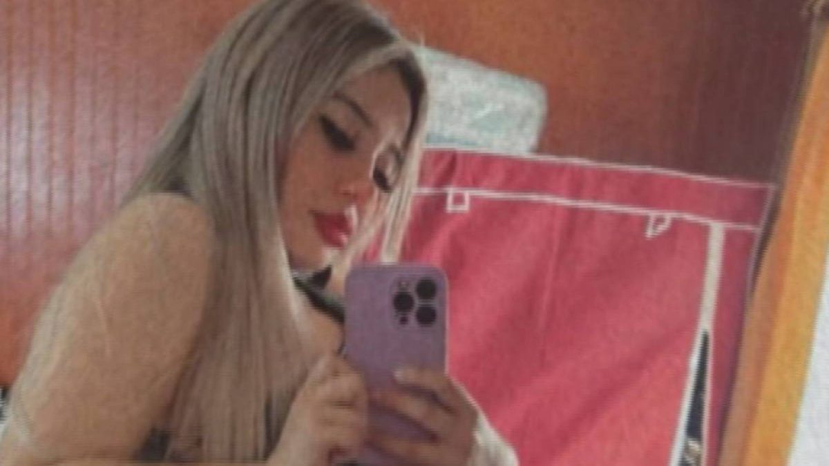 "Profe Hot" celebra su reintegración al Liceo de Carahue