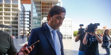 Remueven a fiscal Cooper de indagación por filtraciones de Cariola y Hassler