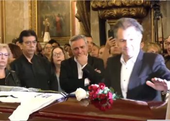 Mosa protagonizó incómodo momento en funeral de Tommy Rey