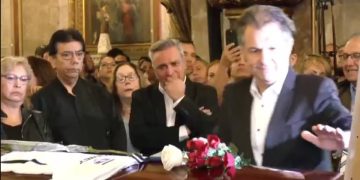 Mosa protagonizó incómodo momento en funeral de Tommy Rey