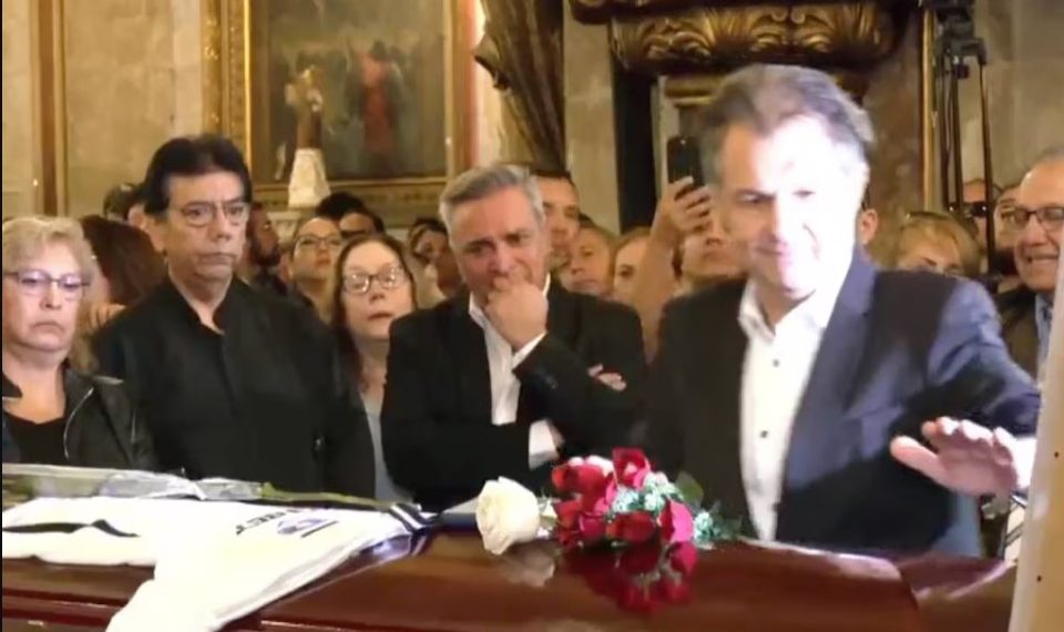 Mosa protagonizó incómodo momento en funeral de Tommy Rey