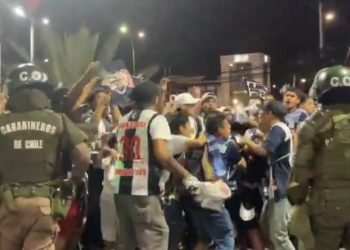 Hinchas de Iquique se agarran con barristas de Colo Colo que apoyan a Alianza Lima