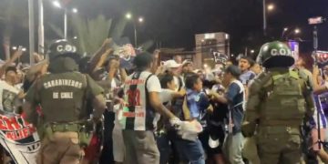 Hinchas de Iquique se agarran con barristas de Colo Colo que apoyan a Alianza Lima