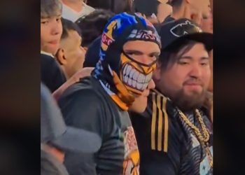 Sorprenden a Carlos Palacios alentando a Colo Colo con la Garra Blanca