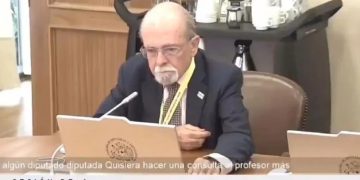 Profesor Maza ridiculizó a diputado que preguntó por ovnis