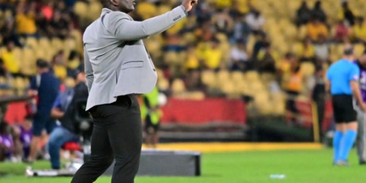 Que elegancia: Técnico en Copa Libertadores sorprendió con inusual look