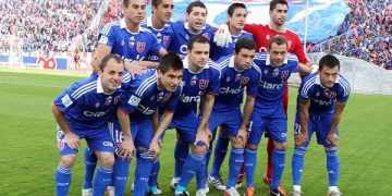 Hinchas pierden la paciencia y vapulean a ex goleador de la "U"