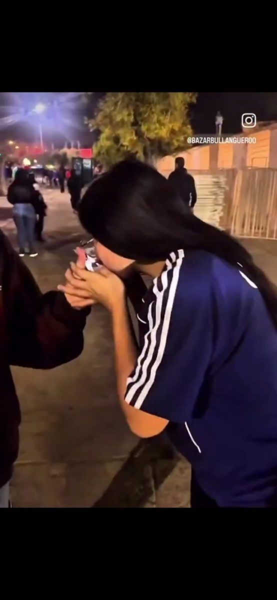 Fanática de la "U" se ganó el odio de los azules por besar el escudo de Colo Colo a cambio de dinero