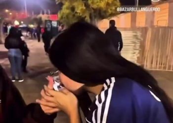 Fanática de la "U" se ganó el odio de los azules por besar el escudo de Colo Colo a cambio de dinero