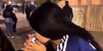 Fanática de la "U" se ganó el odio de los azules por besar el escudo de Colo Colo a cambio de dinero