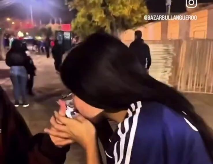 Fanática de la "U" se ganó el odio de los azules por besar el escudo de Colo Colo a cambio de dinero