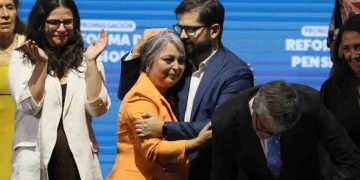 Contraloría puso plazo fatal al Gobierno para que explique actividades de Jeannette Jara antes de su renuncia