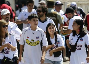 Hinchas de Colo Colo se niegan a besar el escudo de «U» por plata