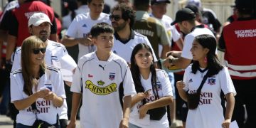 Hinchas de Colo Colo se niegan a besar el escudo de «U» por plata