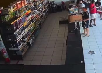 La vergonzosa imagen de hinchas de Colo Colo robando en una tienda brasileña