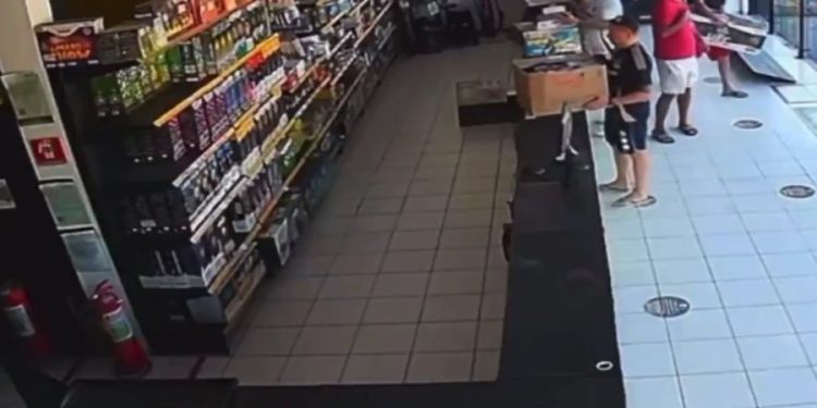 La vergonzosa imagen de hinchas de Colo Colo robando en una tienda brasileña