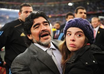 Hija de Maradona barrió el piso con Gonzalo Valenzuela por críticas a su padre