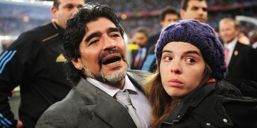Hija de Maradona barrió el piso con Gonzalo Valenzuela por críticas a su padre