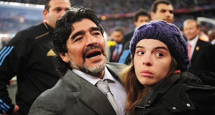 Hija de Maradona barrió el piso con Gonzalo Valenzuela por críticas a su padre