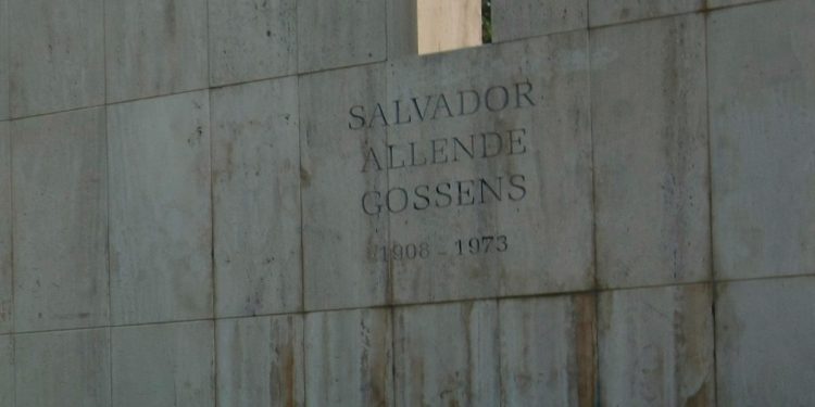Las reacciones en el mundo político a profanación de tumba de Salvador Allende